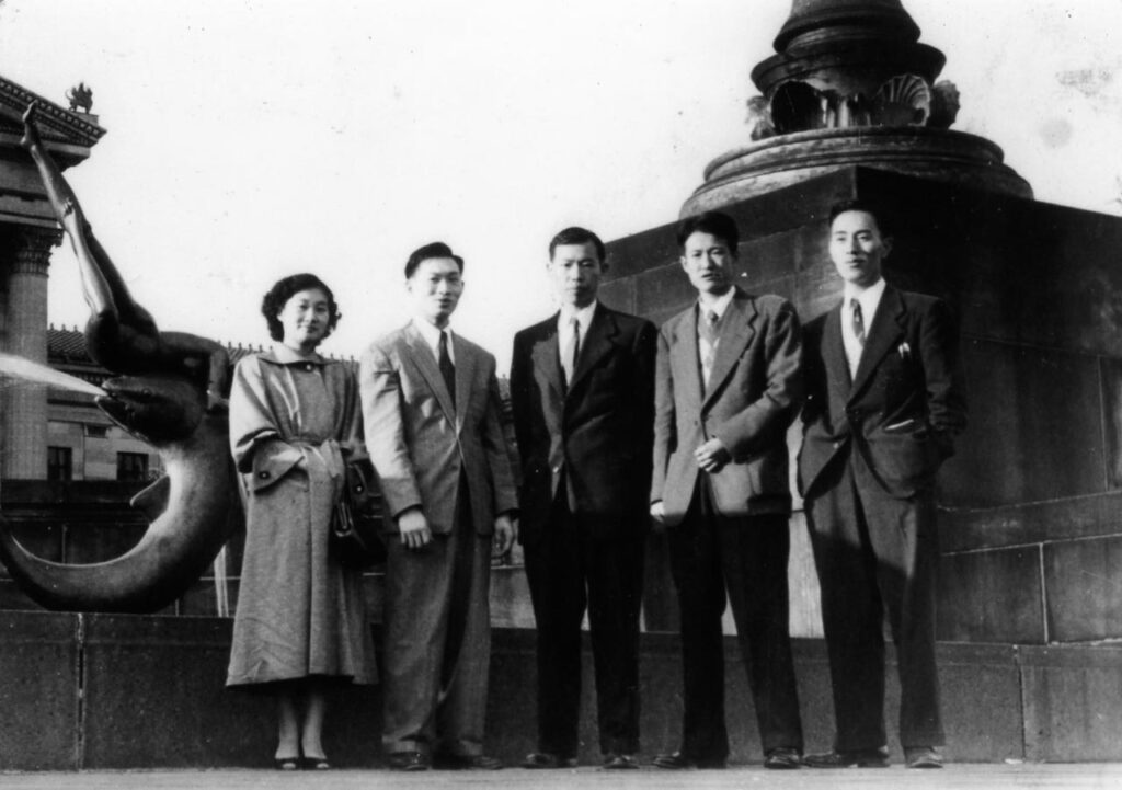 1954 年台灣獨立運動先覺者於費城合照。左起楊瓊姿(楊東傑大妹)、楊東傑、李國璿、陳以德、林榮勳。