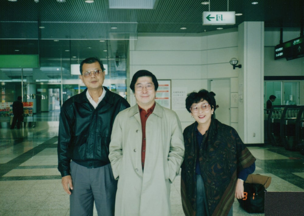 1991年台獨聯盟中央委員宗像隆幸（中立者，中文名：宋重陽）護送獨盟歐洲本部主席何康美（右）和獨盟南美本部主席周叔夜（左）返台前在機場合影。